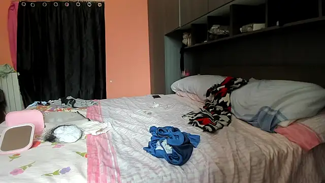 Snapshot of wanderlustxxx_ chatting on October 19, 1:34 pm wanderlustxxx online show from October 19, 1:34 pm