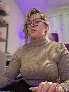 Snapshot of JennKenobi chatting on February 13, 3:03 pm JennKenobi online show from February 13, 3:03 pm