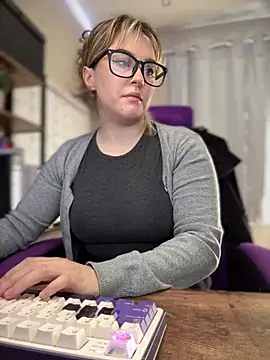 Snapshot of JennKenobi chatting on February 19, 2:55 pm JennKenobi online show from February 19, 2:55 pm