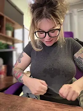 Snapshot of JennKenobi chatting on February 19, 9:14 pm JennKenobi online show from February 19, 9:14 pm