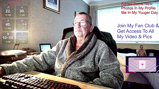 Snapshot of Aandy62 chatting on December 7, 8:11 am Aandy62 online show from December 7, 8:11 am