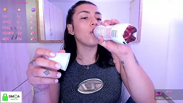 Snapshot of EricaVanderhill chatting on June 28, 1:44 am EricaVanderhill online show from June 28, 1:44 am