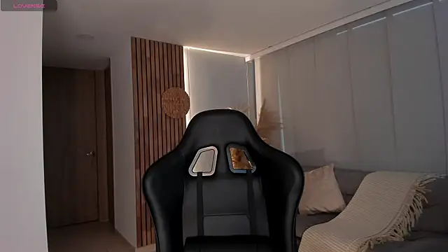 AnnieHallX online show from March 4, 12:01 pm