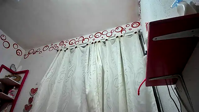 Snapshot of Dulce_Maria05 chatting on December 21, 8:21 pm Dulce Maria05 online show from December 21, 8:21 pm