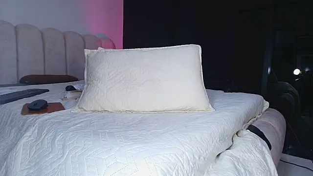 sofi decker online show from November 22, 12:15 pm