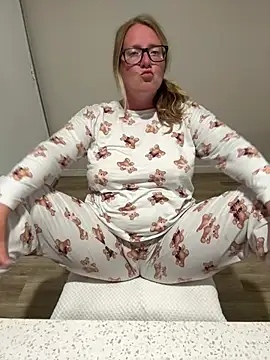 Snapshot of Lizzyloo chatting on February 24, 3:15 am Lizzyloo online show from February 24, 3:15 am