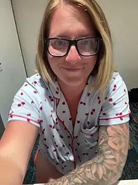 Snapshot of Lizzyloo chatting on February 27, 3:28 am Lizzyloo online show from February 27, 3:28 am