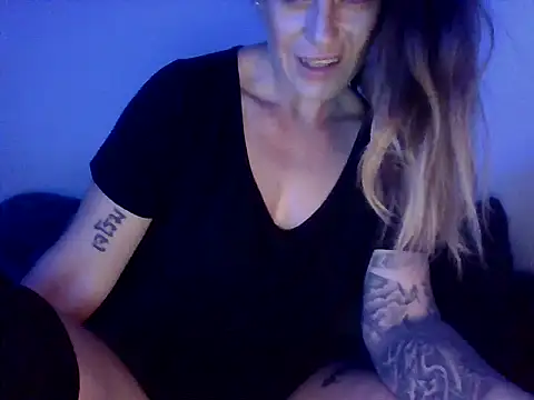 Snapshot of MilaRouche chatting on June 2, 10:01 pm MilaRouche online show from June 2, 10:01 pm