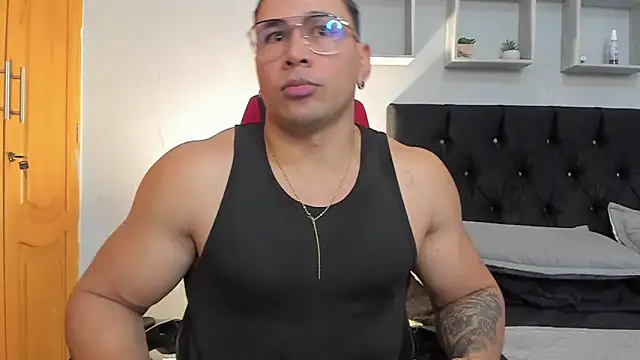 Snapshot of tyler_hank01 chatting on March 27, 1:22 am tyler hank01 online show from March 27, 1:22 am