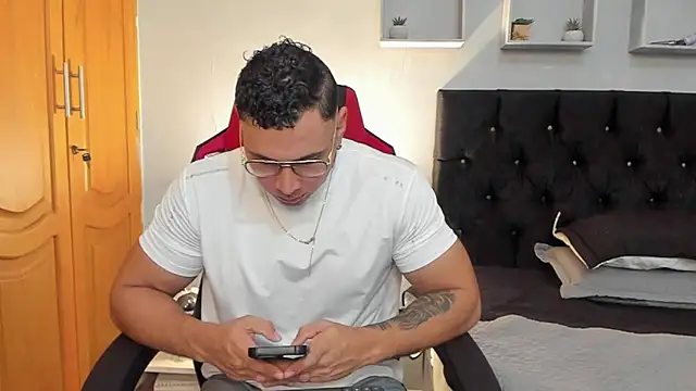 Snapshot of tyler_hank01 chatting on March 30, 10:55 pm tyler hank01 online show from March 30, 10:55 pm