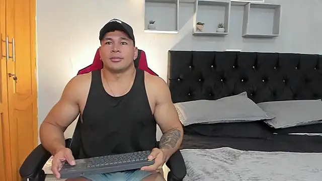 Snapshot of tyler_hank01 chatting on April 8, 3:06 am tyler hank01 online show from April 8, 3:06 am