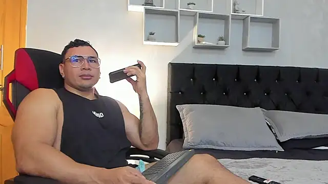 Snapshot of tyler_hank01 chatting on April 8, 11:48 pm tyler hank01 online show from April 8, 11:48 pm