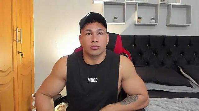 Snapshot of tyler_hank01 chatting on April 10, 10:47 pm tyler hank01 online show from April 10, 10:47 pm