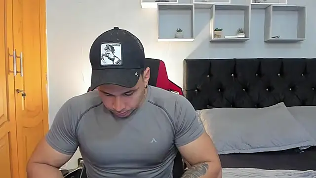 Snapshot of tyler_hank01 chatting on April 13, 12:38 am tyler hank01 online show from April 13, 12:38 am