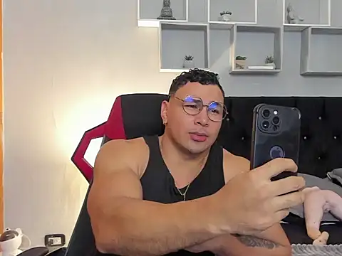 Snapshot of tyler_hank01 chatting on April 16, 1:39 am tyler hank01 online show from April 16, 1:39 am