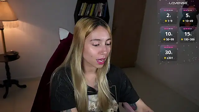 Snapshot of Saucy_Jenn chatting on November 9, 10:41 pm Saucy Jenn online show from November 9, 10:41 pm