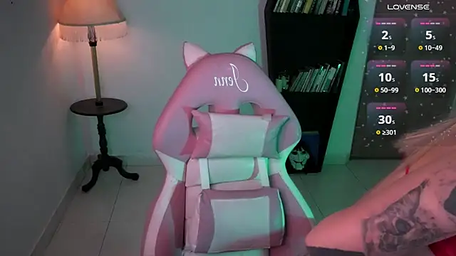 Snapshot of Saucy_Jenn chatting on December 19, 3:13 am Saucy Jenn online show from December 19, 3:13 am