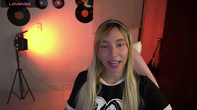 Snapshot of Saucy_Jenn chatting on April 19, 4:12 am Saucy Jenn online show from April 19, 4:12 am