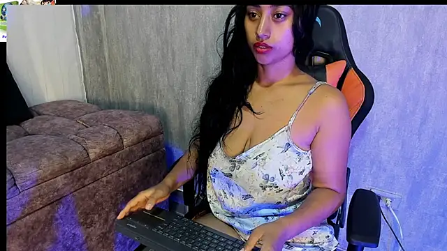 Snapshot of Valentinne_z chatting on February 10, 8:42 am Valentinne z online show from February 10, 8:42 am