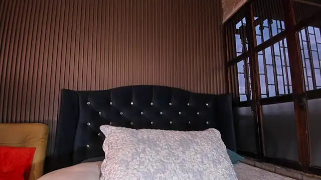 Snapshot of JuliaDawson_ chatting on February 14, 11:23 pm JuliaDawson online show from February 14, 11:23 pm