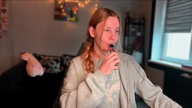 Chanel Gill online show from December 16, 7:57 am