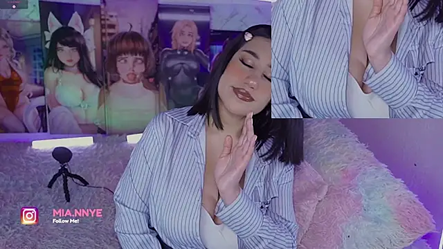 Snapshot of MiaMammie chatting on December 16, 8:52 am MiaMammie online show from December 16, 8:52 am