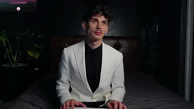 Snapshot of DanielCrush1 chatting on November 10, 2:27 pm DanielCrush1 online show from November 10, 2:27 pm