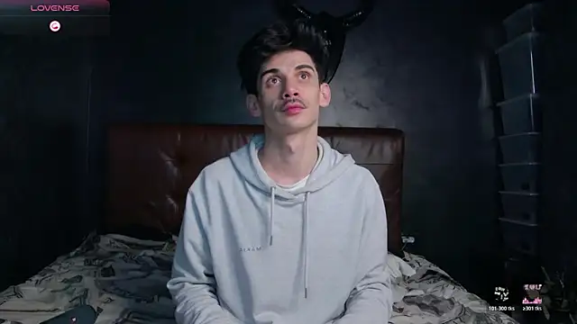 Snapshot of DanielCrush1 chatting on February 19, 9:16 am DanielCrush1 online show from February 19, 9:16 am