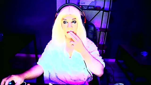 Snapshot of LatruieSow chatting on November 14, 6:34 am LatruieSow online show from November 14, 6:34 am