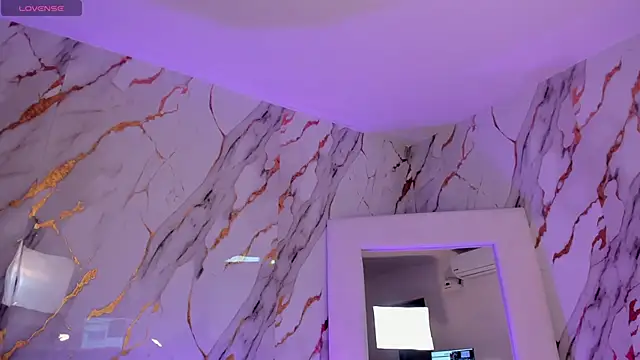 Snapshot of ErikaBenz_ chatting on December 5, 4:32 am ErikaBenz online show from December 5, 4:32 am