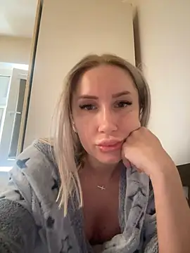 LexxiLow online show from February 18, 8:49 am