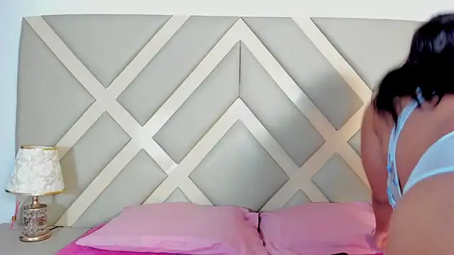 Snapshot of SSCARLETH_ chatting on February 19, 7:05 pm SSCARLETH  online show from February 19, 7:05 pm