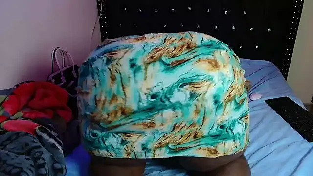 Toomuchbooty33 online show from December 16, 6:51 am