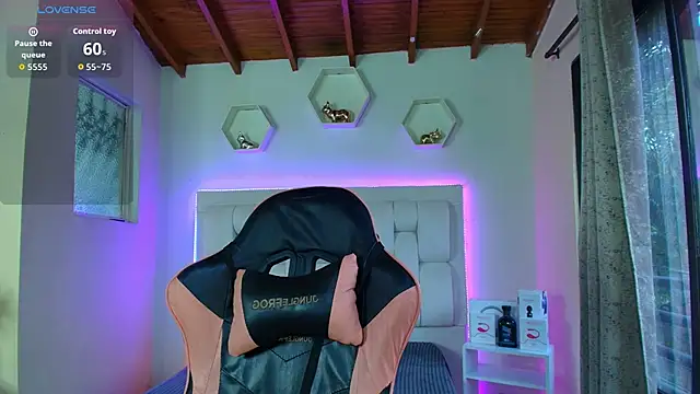 shanakendall online show from October 10, 2:05 pm