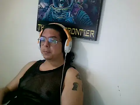 Snapshot of dancingbear14 chatting on May 27, 4:31 am dancingbear14 online show from May 27, 4:31 am