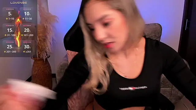 chloerossi online show from March 5, 10:39 pm