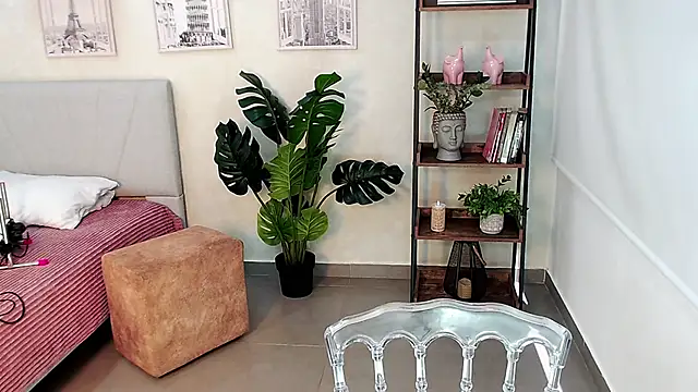 Snapshot of Sassy--Girl chatting on February 19, 6:10 pm Sassy--Girl online show from February 19, 6:10 pm