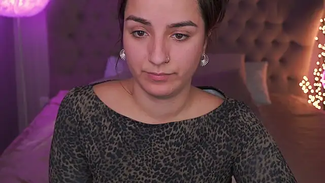 Daphne Moss online show from February 4, 8:59 pm