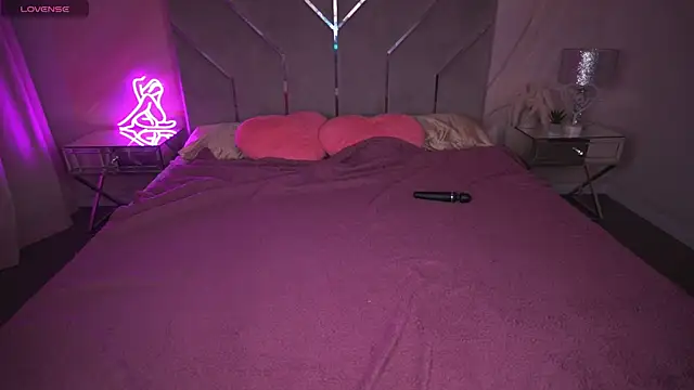 Daphne Moss online show from March 10, 1:43 pm