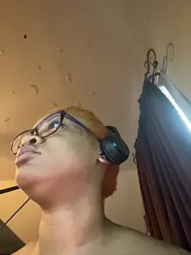 Snapshot of nickytheehawtie chatting on March 10, 1:27 pm nickytheehawtie online show from March 10, 1:27 pm