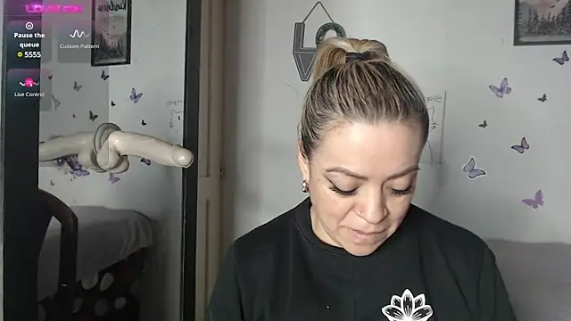 Snapshot of LIila28six chatting on February 13, 3:07 am LIila28six online show from February 13, 3:07 am