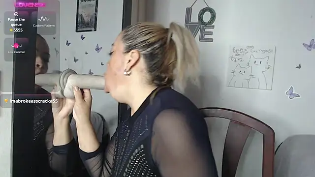 Snapshot of LIila28six chatting on February 14, 10:59 am LIila28six online show from February 14, 10:59 am