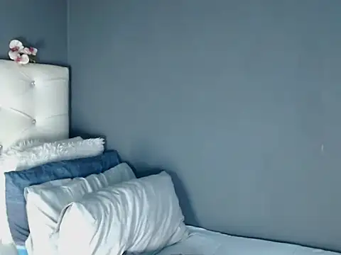 Snapshot of _MoniqueLovay_ chatting on September 21, 11:01 am  MoniqueLovay  online show from September 21, 11:01 am
