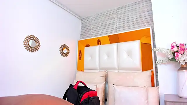 ShaniaBrownn online show from March 4, 8:05 pm