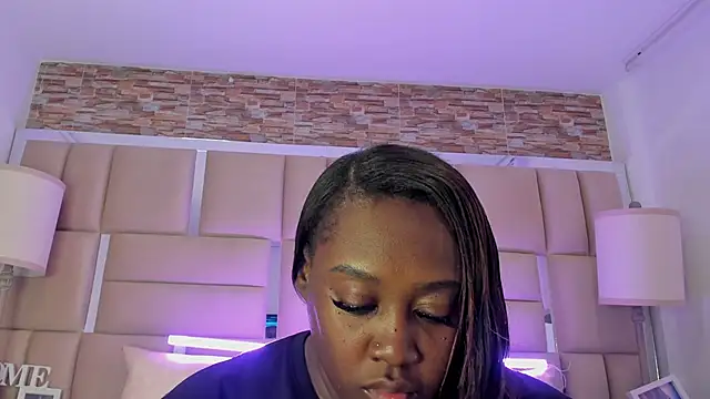 ShaniaBrownn online show from September 19, 7:47 pm