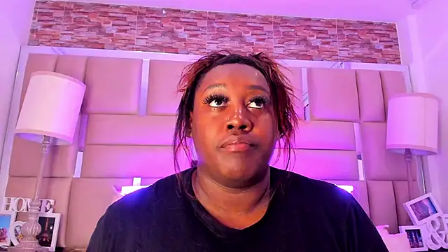 ShaniaBrownn online show from October 21, 7:47 pm