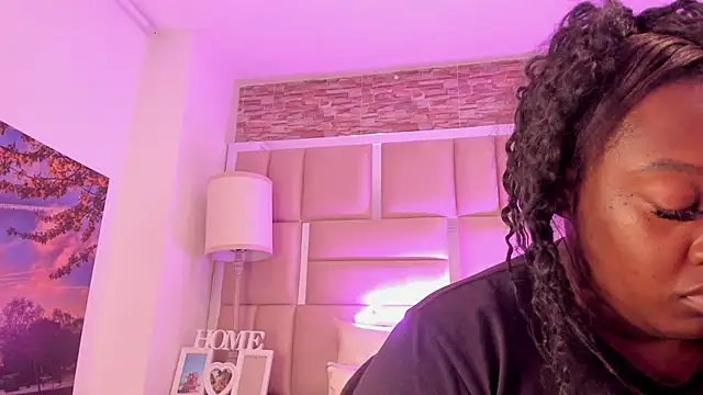 ShaniaBrownn online show from February 16, 7:21 pm