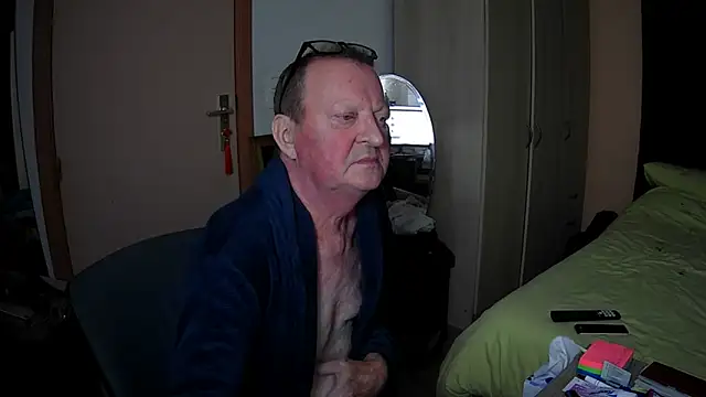 passifsoumis1963 online show from December 14, 6:01 pm
