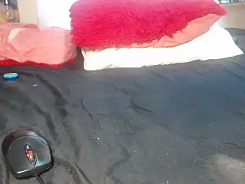 Snapshot of Misswhiteee chatting on February 14, 6:02 am Misswhiteee online show from February 14, 6:02 am