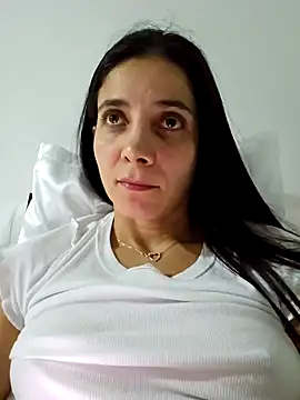 Snapshot of miaeyes chatting on December 23, 1:40 am miaeyes online show from December 23, 1:40 am